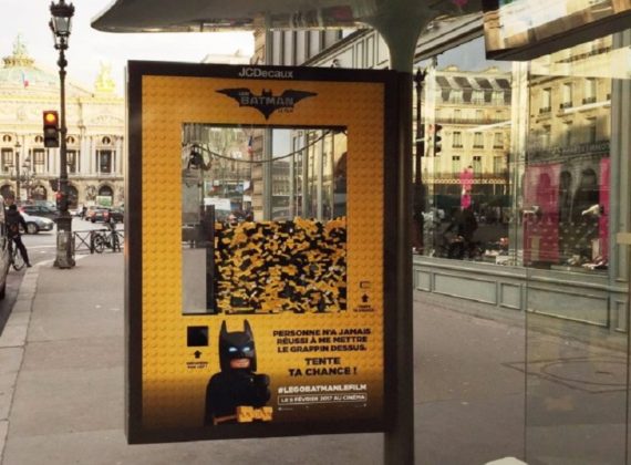 Batman met le grappin sur les abribus