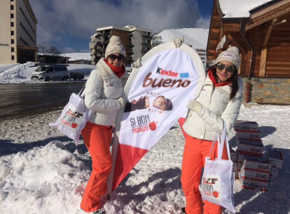 Distribution de Kinder Bueno sur les pistes de l'Alpe d'Huez