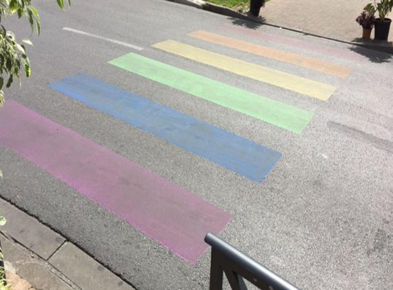 Un passage piéton coloré par les LGBT