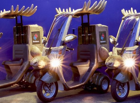 Les scooters de Domino's transformés en rennes