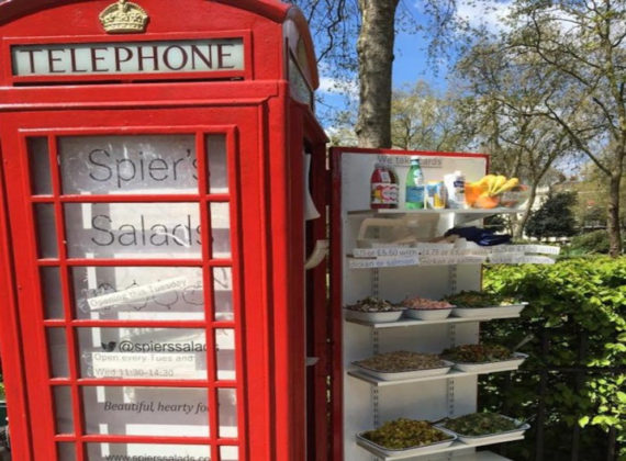 Une pause déjeuner dans une cabine téléphonique