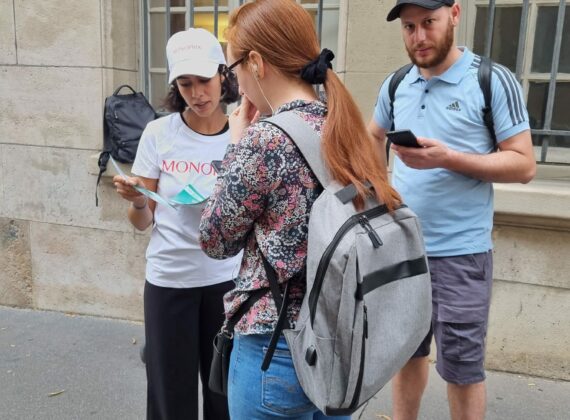 Une campagne de street à Paris pour toucher les étudiants en masse.